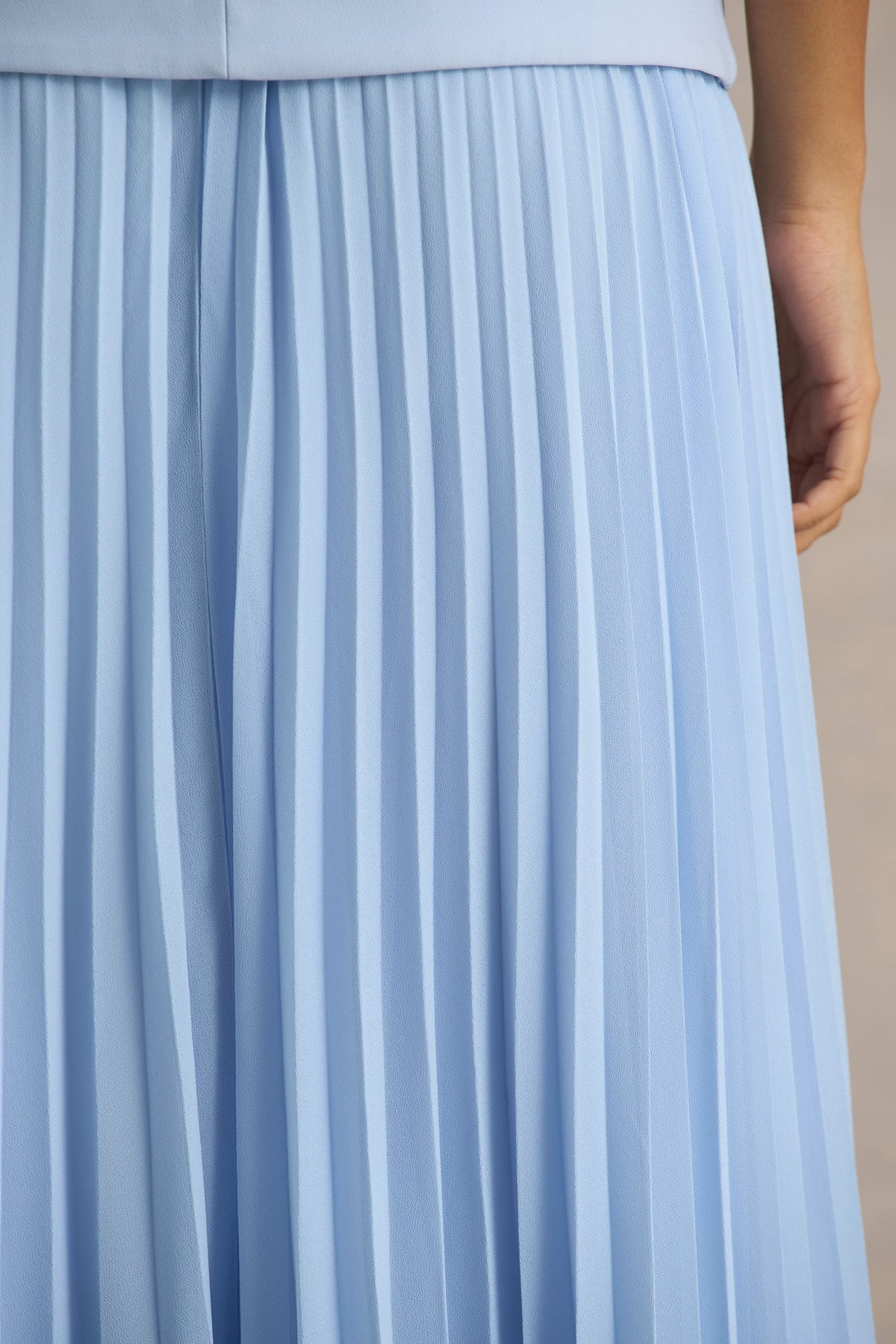Heavenly | Vestido largo azul claro con detalle de botones dorados y falda plisada