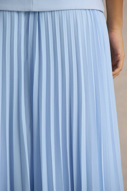 Heavenly | Vestido largo azul claro con detalle de botones dorados y falda plisada