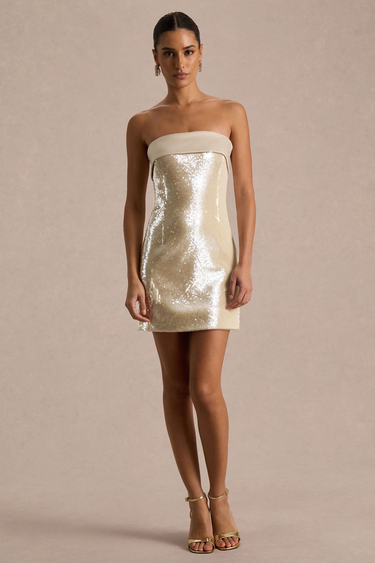 Casandra | Vestido corto de lentejuelas champagne con escote bandeau y detalle de satén