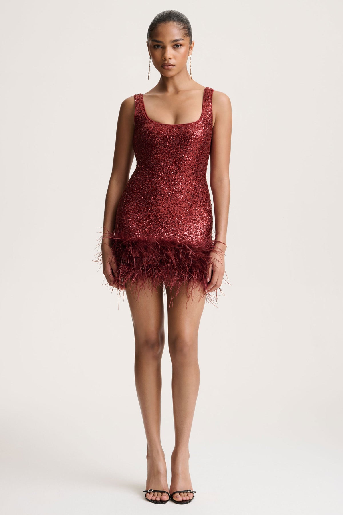 Rosalinda | Vestido Corto Burdeos de Lentejuelas con Escote Cuadrado y Ribete de Plumas