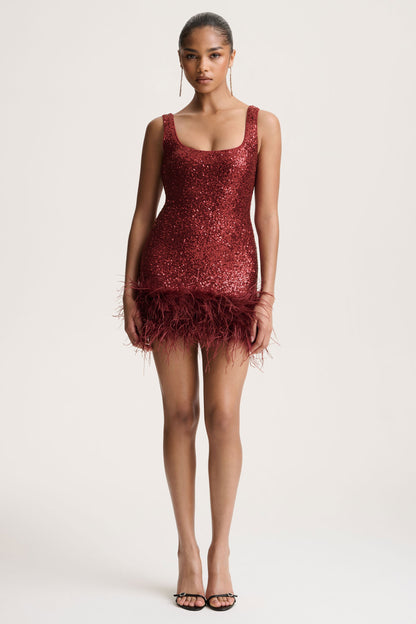 Rosalinda | Vestido Corto Burdeos de Lentejuelas con Escote Cuadrado y Ribete de Plumas