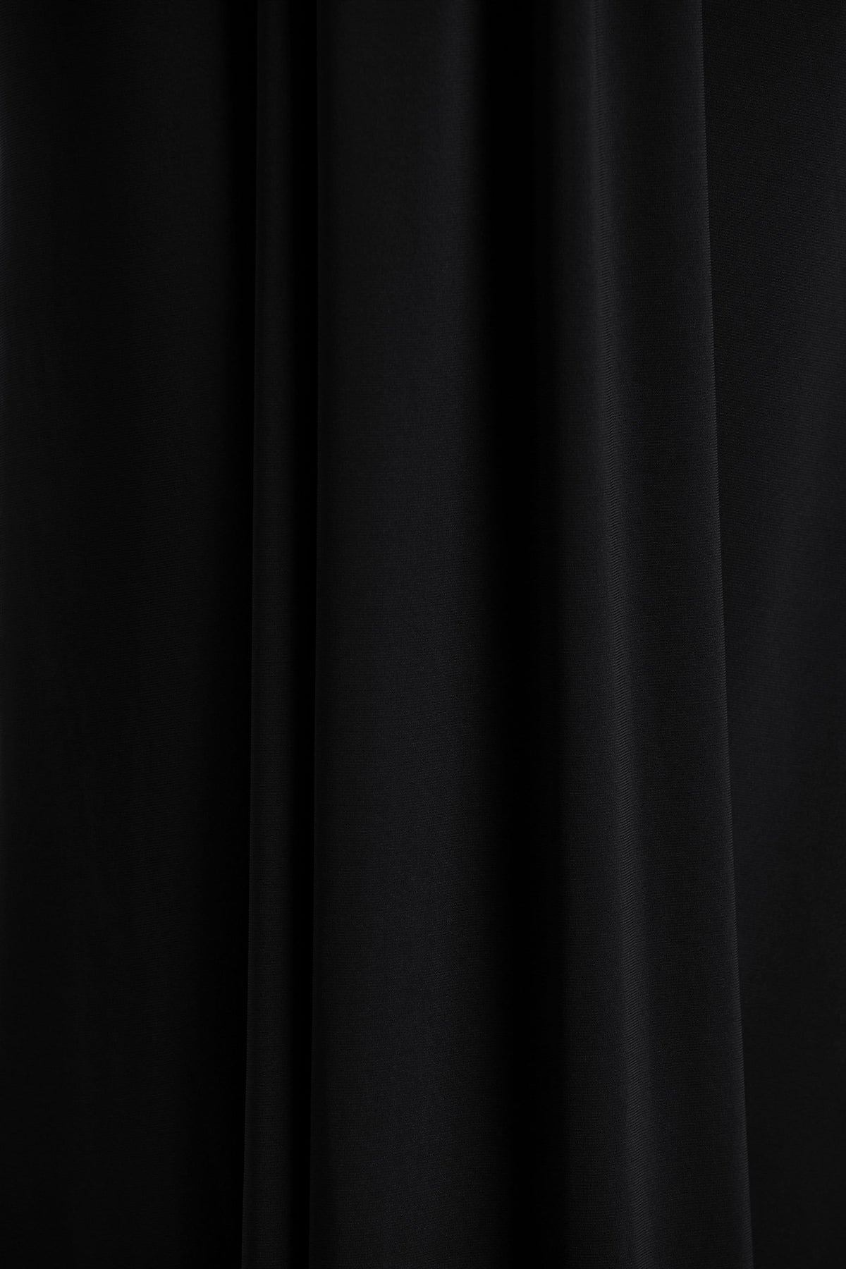 Flashy | Vestido Largo negro con escote pronunciado y detalles fruncidos