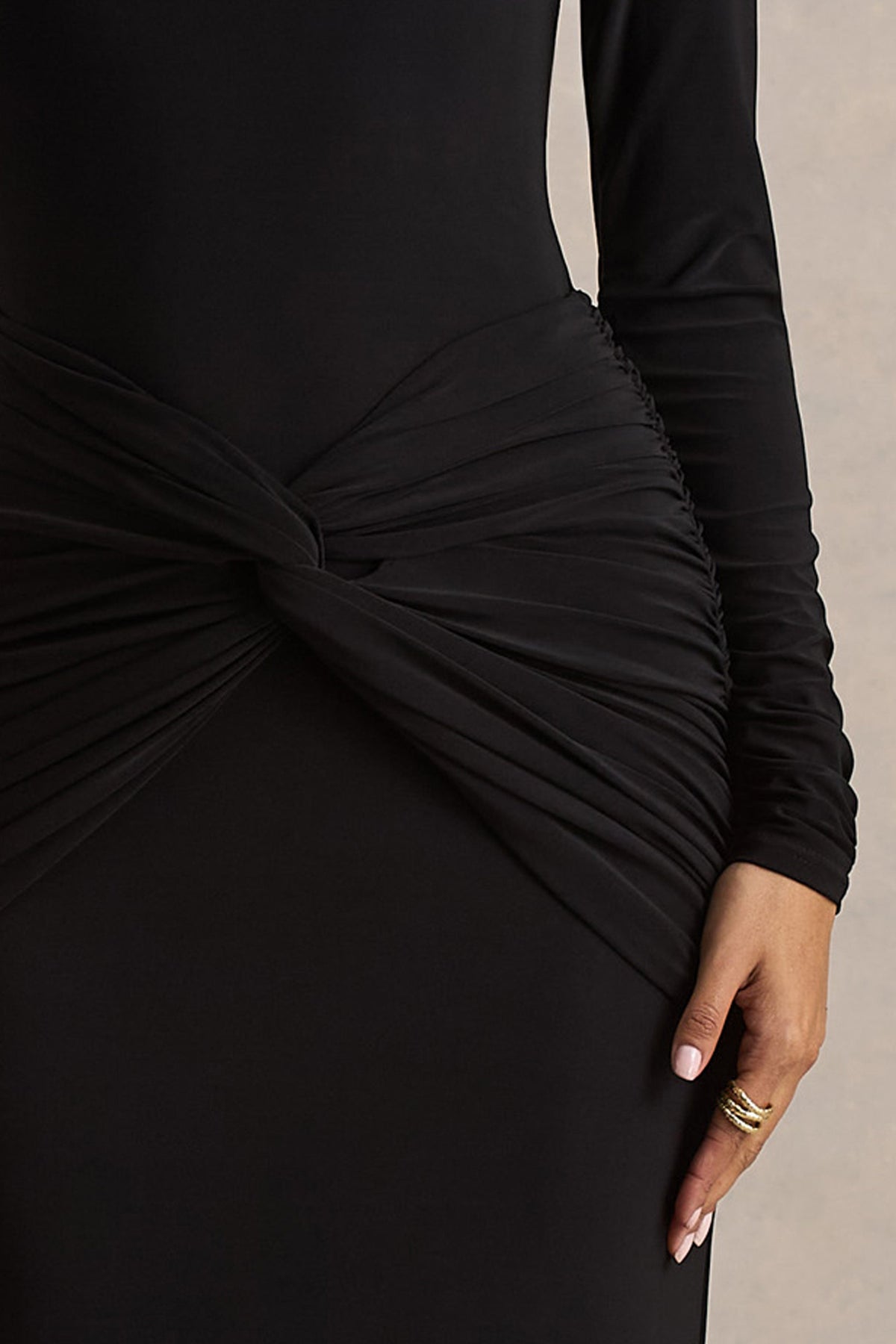 Alula | Vestido Largo Negro con Escote Alto y Detalle de Nudo