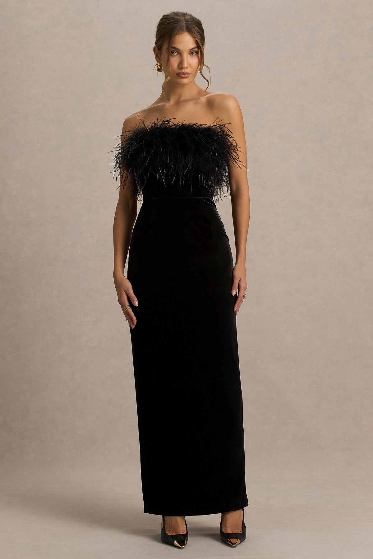 Arella | Vestido Largo de terciopelo negro con escote bandeau y ribete de plumas