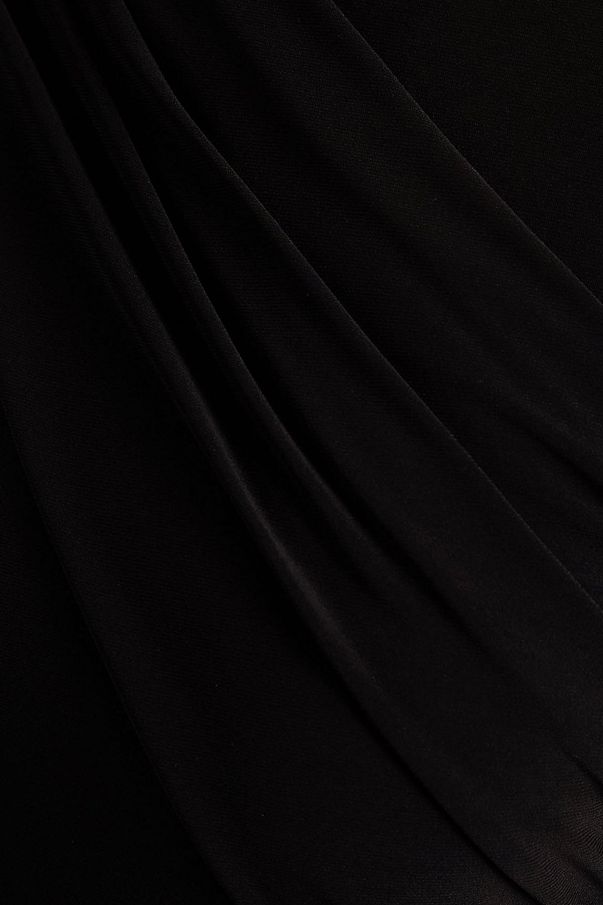Zora | Vestido Corto Negro con Cuello Redondo y Fajín