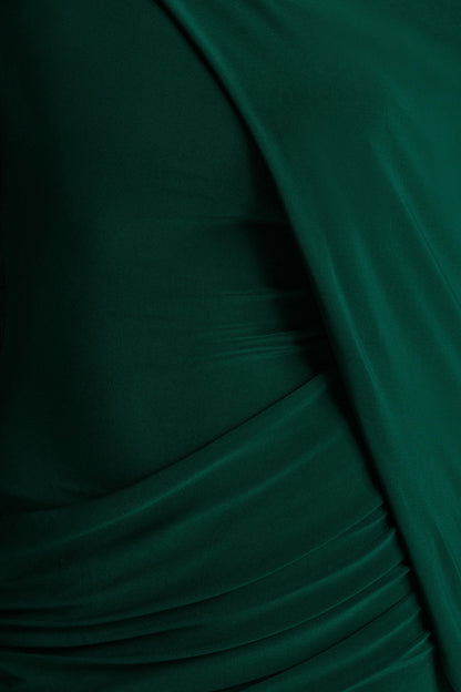 Maeve | Vestido largo Verde Botella con Manga Capa Drapeada
