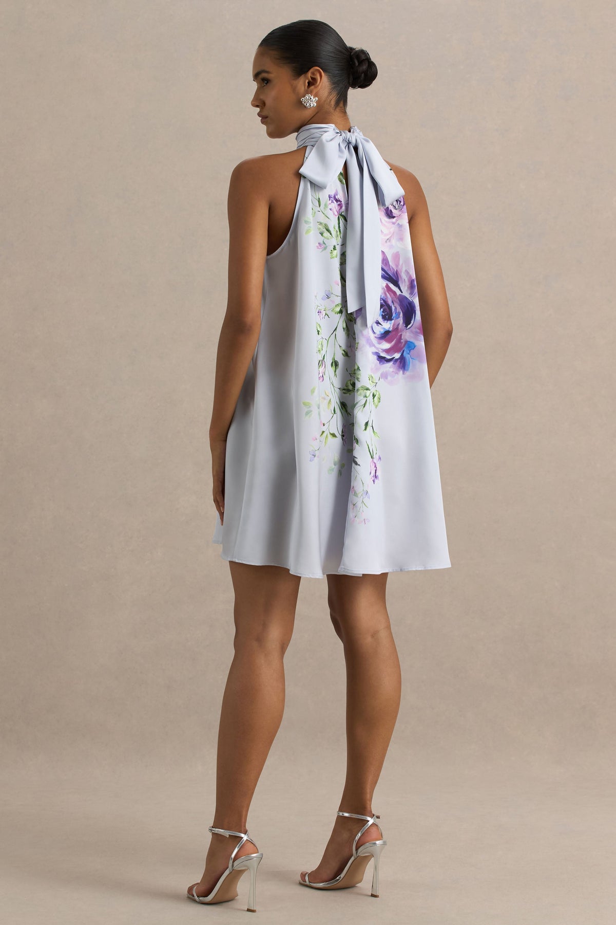 Evita | Vestido corto de Satén  con detalle de escote halter con lazo