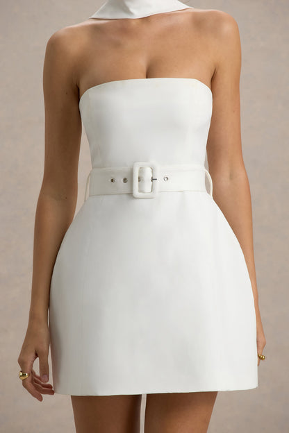 Timberly | Vestido corto blanco con escote bandeau y detalle de cinturón y choker