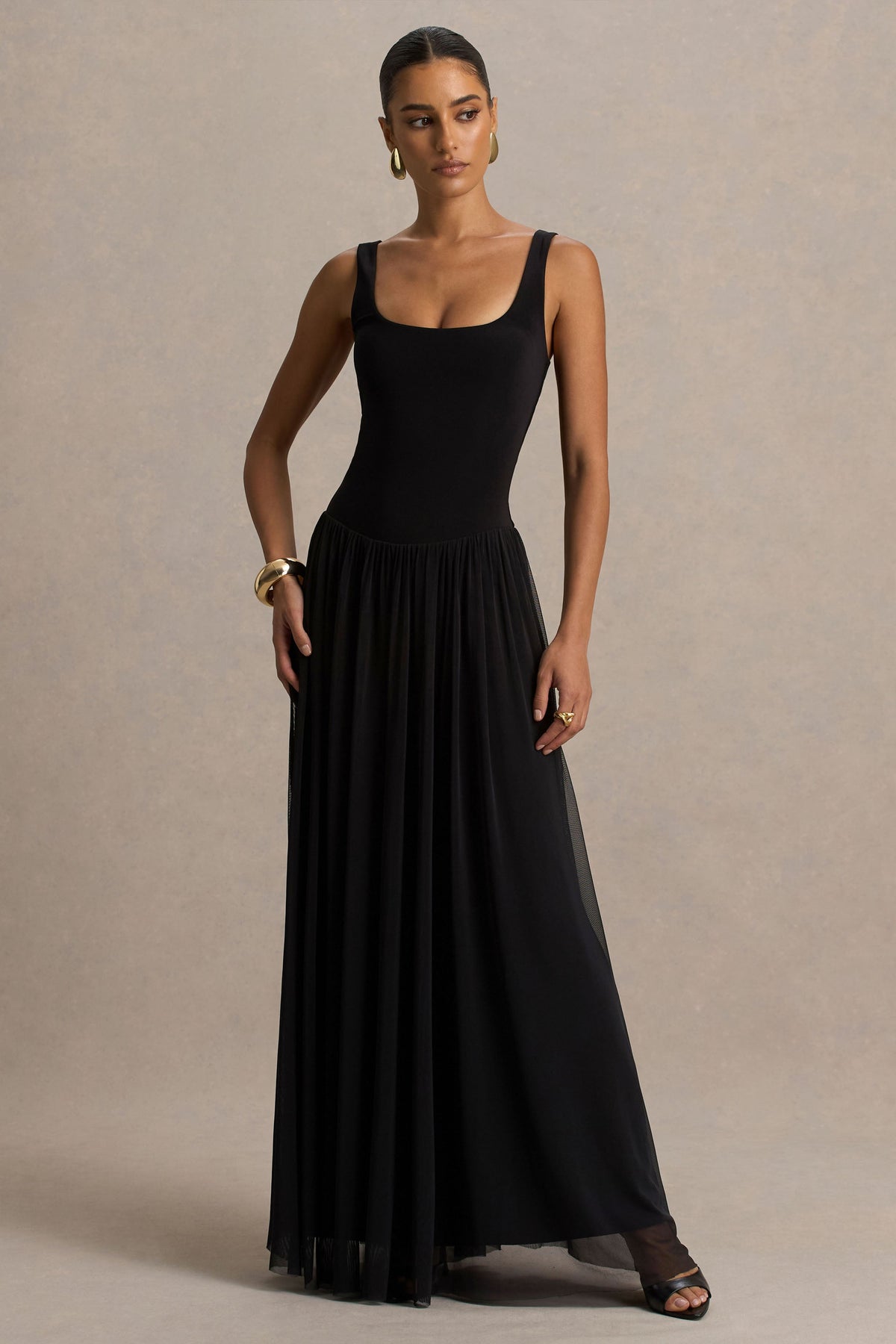 Amelia | Vestido Largo Negro Con Escote Redondeado Cintura Baja Y Flada Plisada