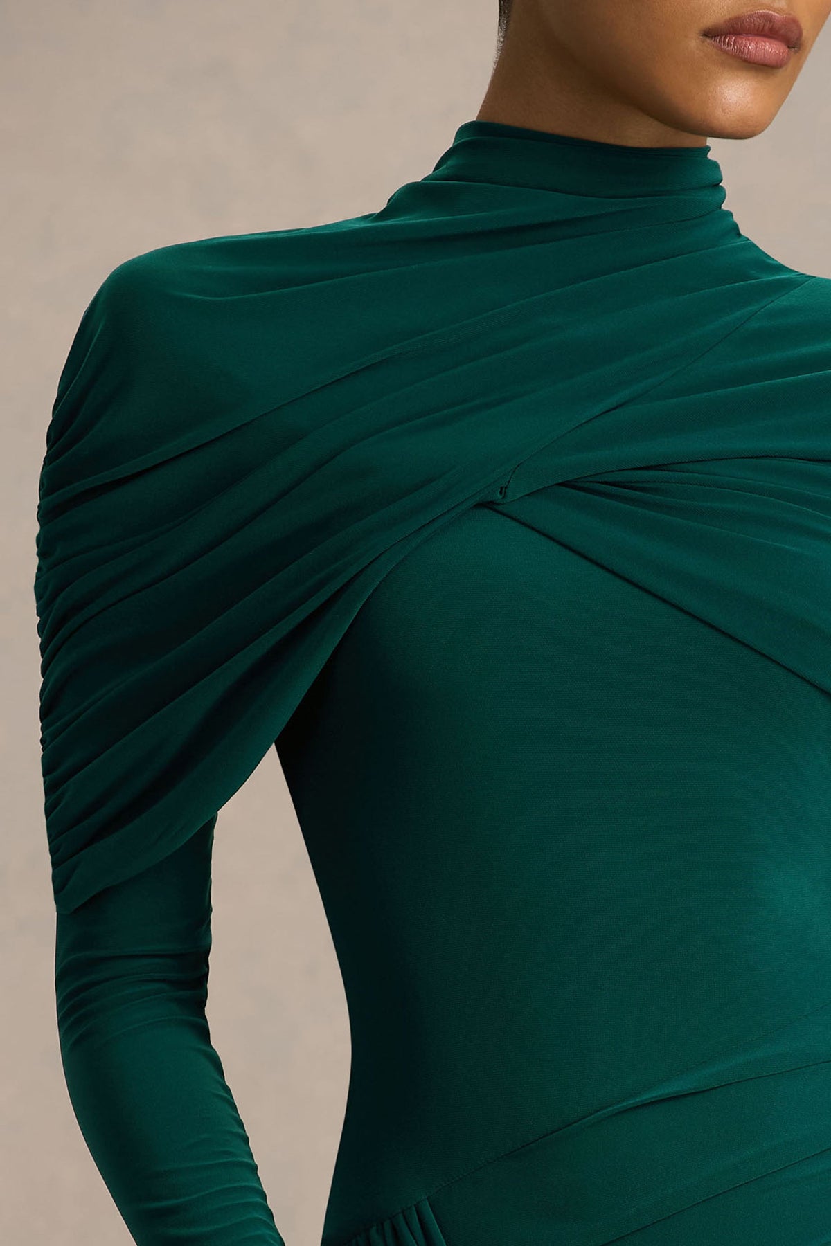 Aneira | Vestido largo de cuello alto verde botella con mangas capeadas