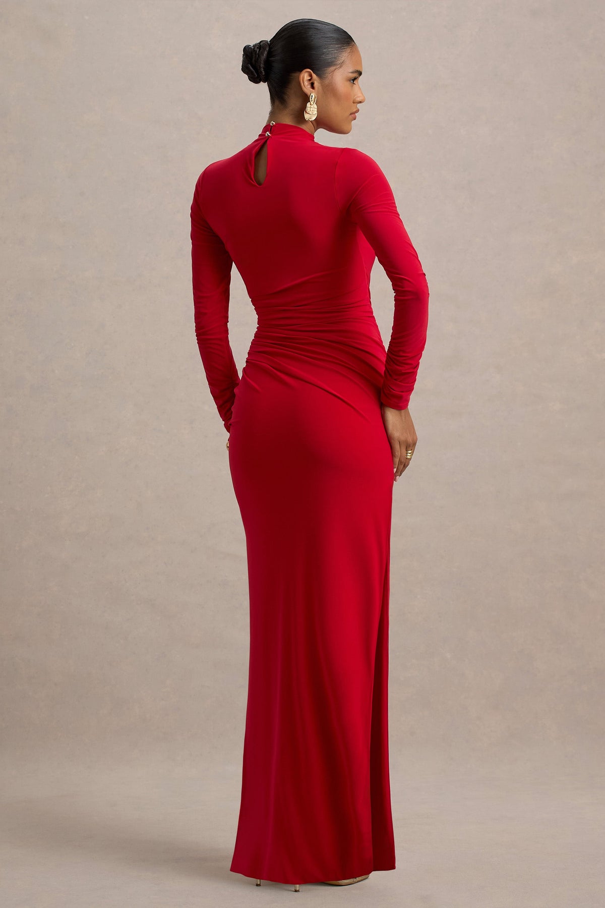 Alluring | Vestido largo Rojo de Cuello Alto con Detalles Fruncidos