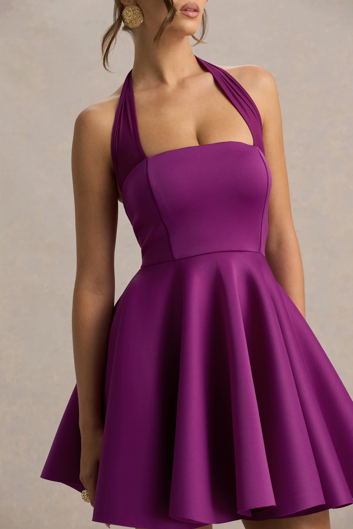 Peggy | Vestido Corto Skater En Tono Morera Con Escote Halter