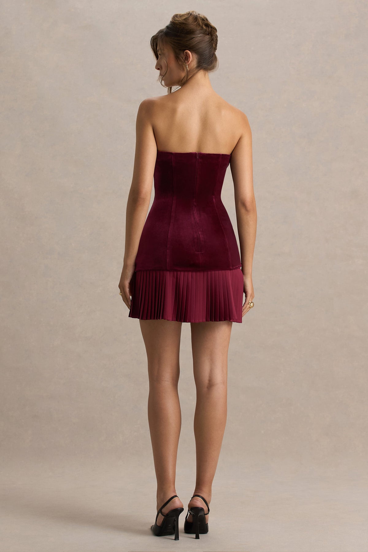 Valentina | Vestido corto de terciopelo burdeos con escote bandeau y falda plisada