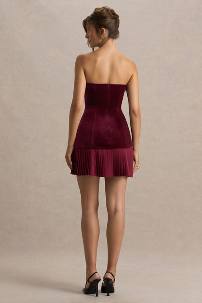 Valentina | Vestido corto de terciopelo burdeos con escote bandeau y falda plisada