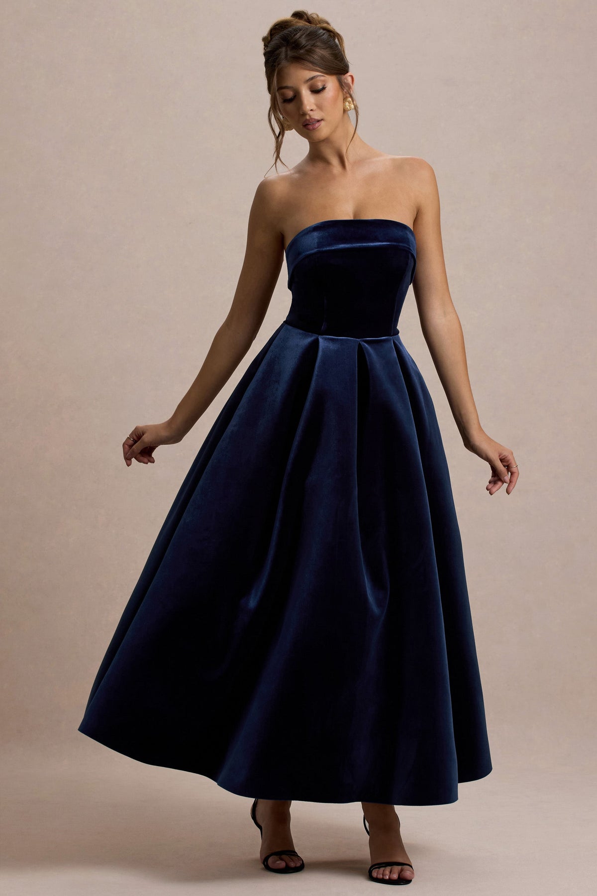 Addina | Vestido largo de terciopelo en azul marino con falda plisada