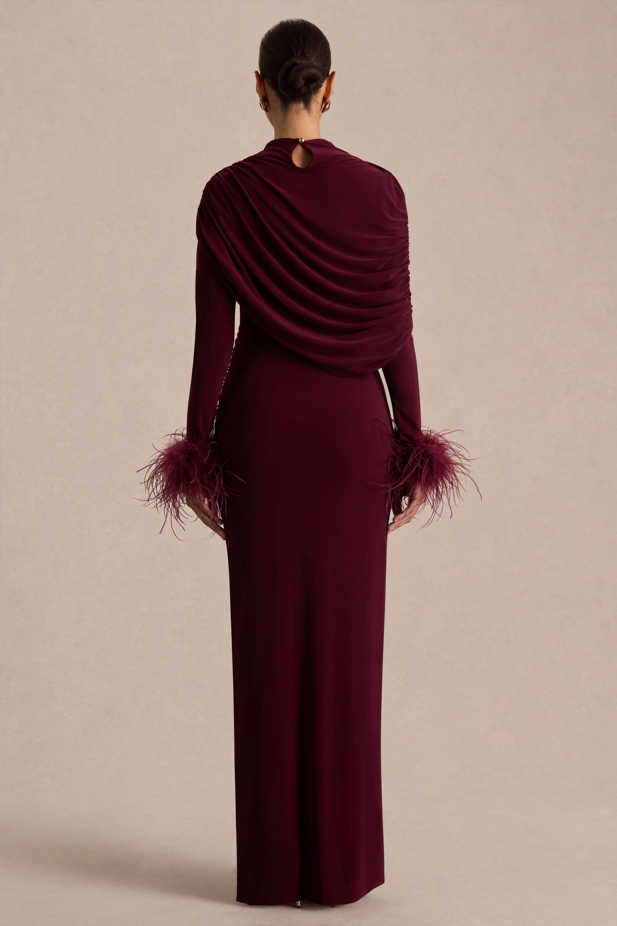 Gatsby | Vestido Largo Burdeos de Cuello Alto y Puños con Ribete de Plumas