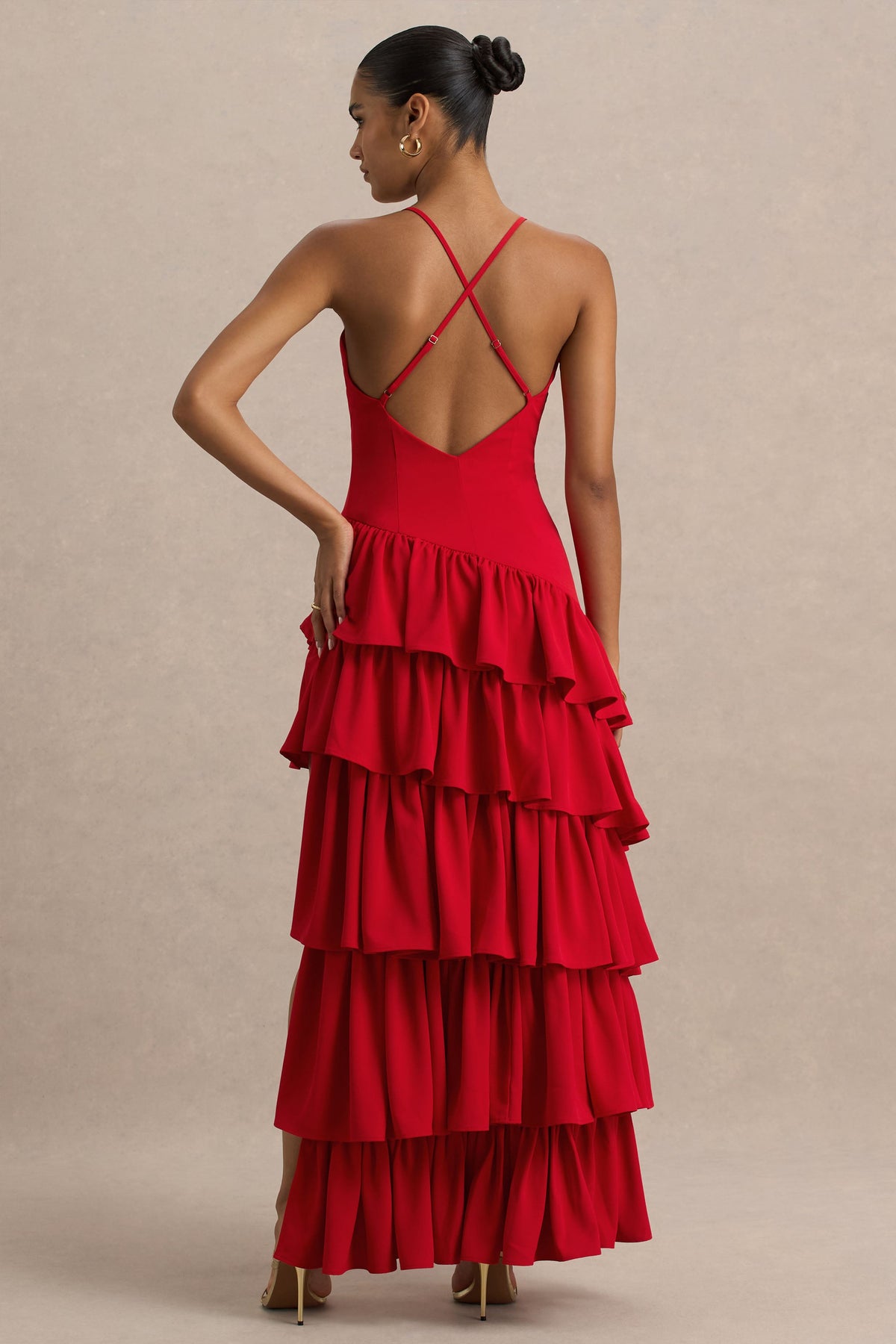 Bogota | Vestido rojo largo con escote pronunciado y detalle de falda con volantes
