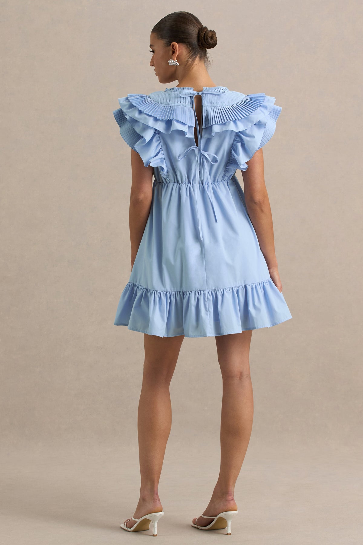 Judie | Vestido corto azul claro con detalle de volantes