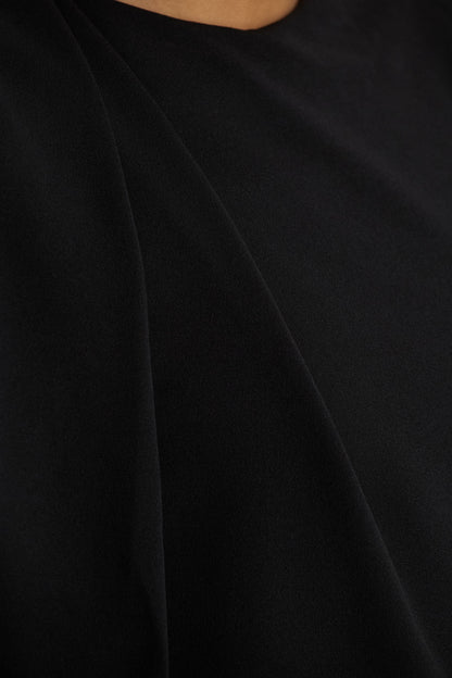 Meave | Vestido largo negro con escote barco y detalle drapeado