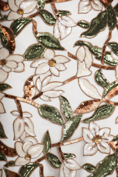 Iony | Vestido Largo de cuello asimétrico con detalles florales, malla y lentejuelas en blanco y verde