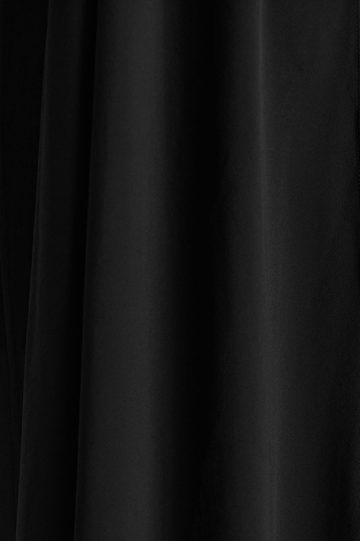 Unpredictable | Vestido Largo Negro con Escote Alto y Detalle de Capa en la Espalda