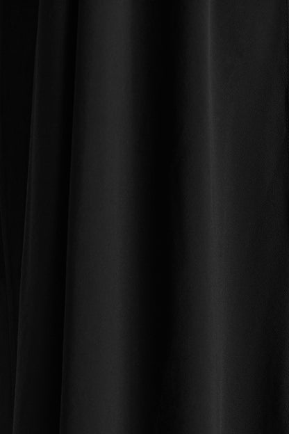 Unpredictable | Vestido Largo Negro con Escote Alto y Detalle de Capa en la Espalda