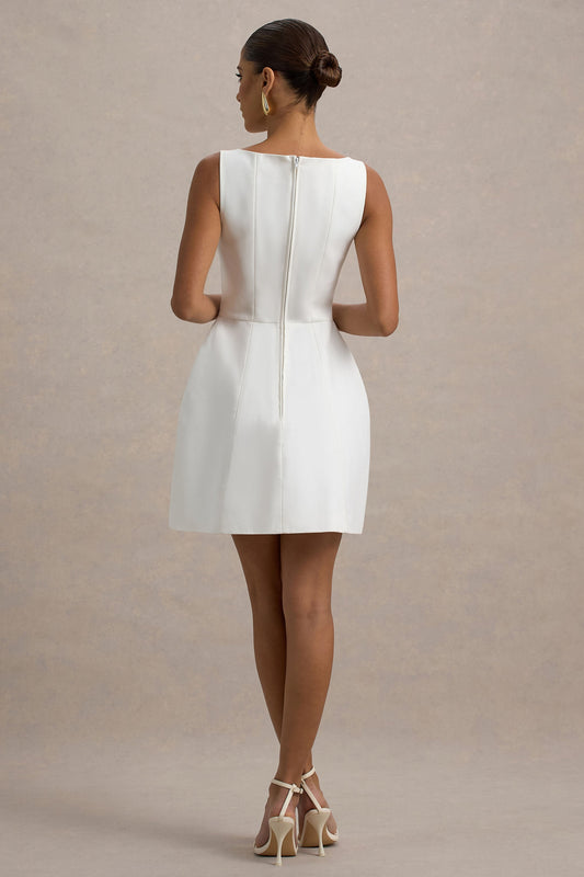 Cheri | Vestido corto blanco tipo traje entallado sin mangas y botones forrados