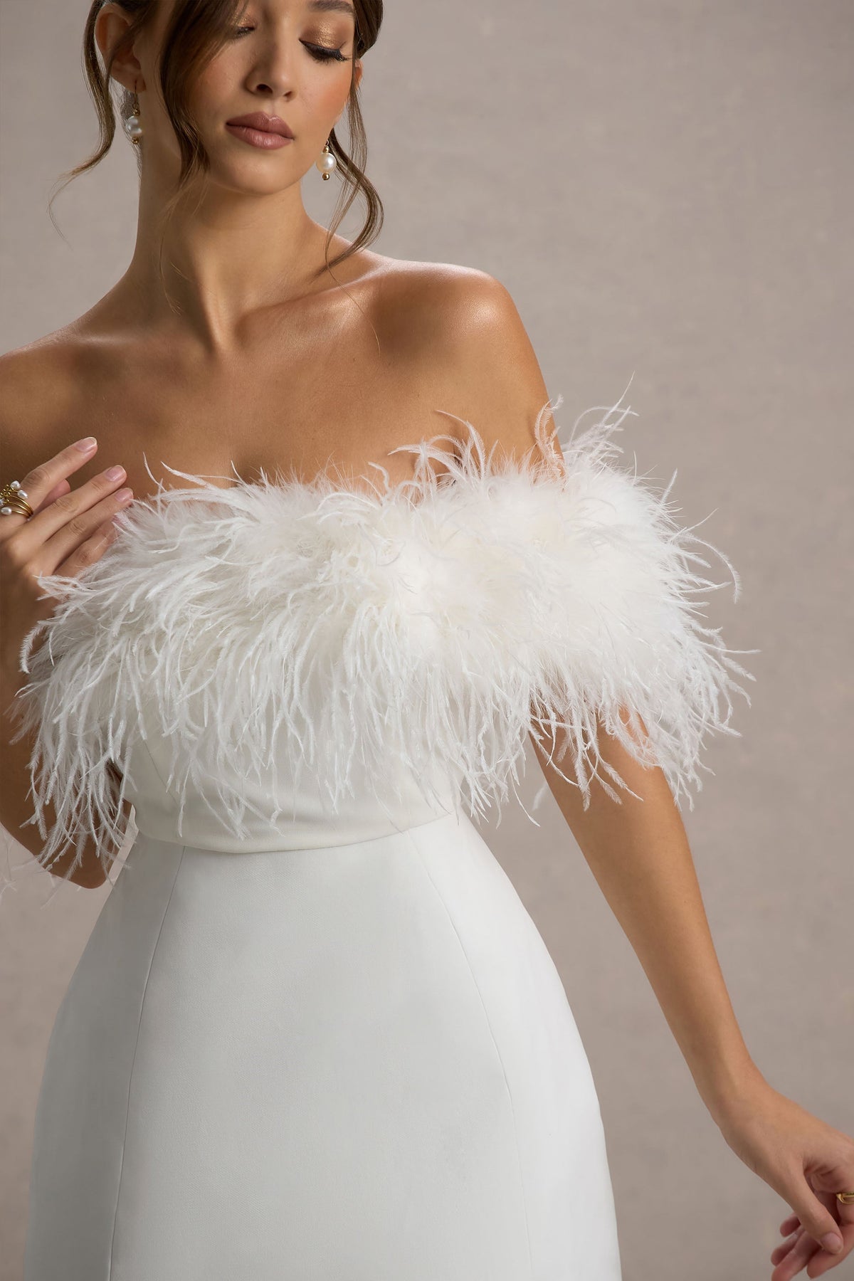 Palace | Vestido corto blanco con escote bardot y detalle de plumas