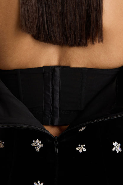 Tessa | Vestido corto negro de terciopelo con escote bandeau ornamentado