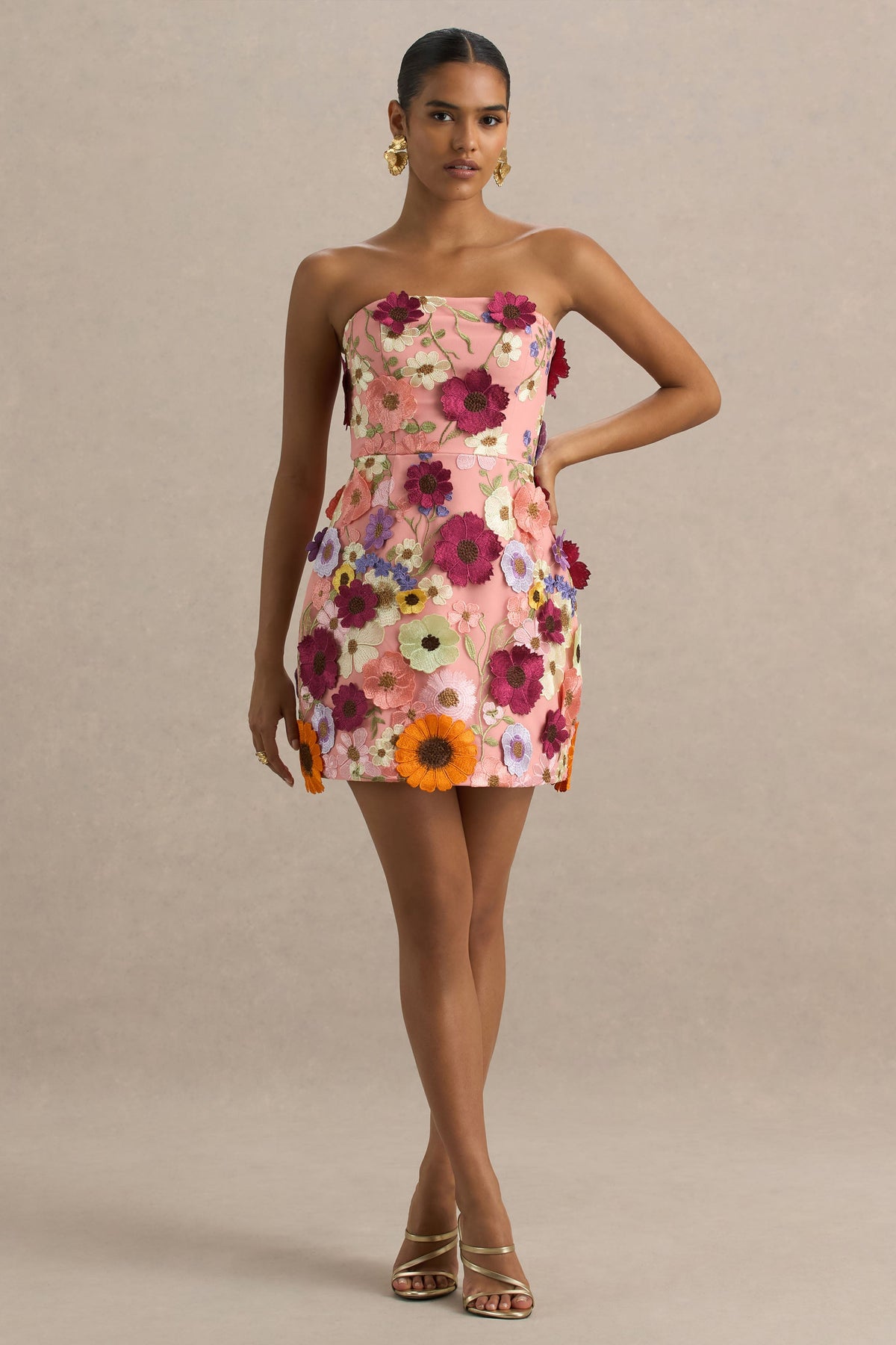 Kristen | Vestido corto Rosa con Bordado Floral y Escote bandeau