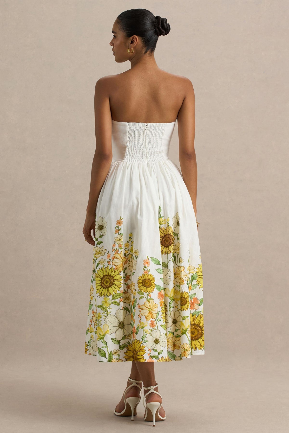 Ivory | Vestido midi asimétrico con escote bandeau y estampado de girasoles