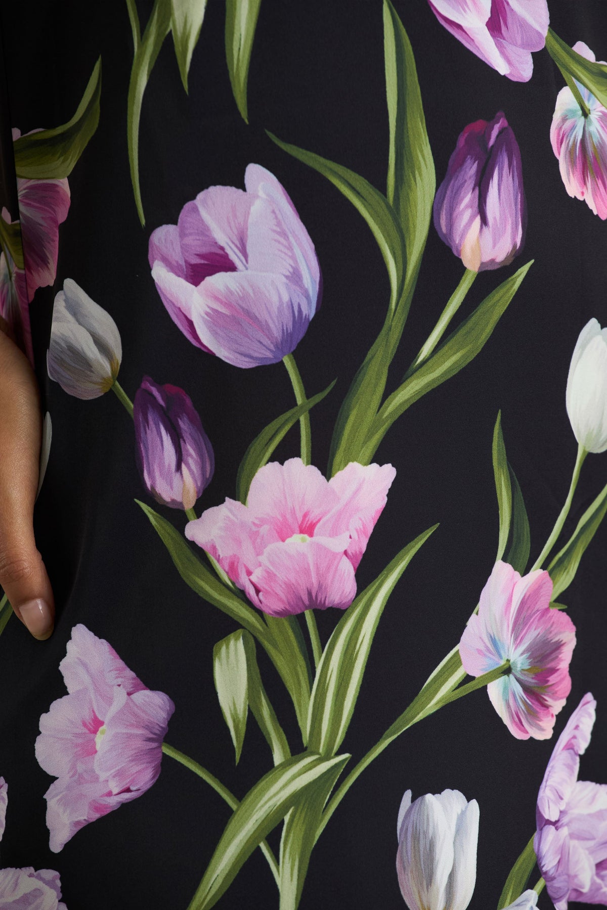 Svana | Vestido largo Asimétrico con Escote Halter en Satén Floral Negro