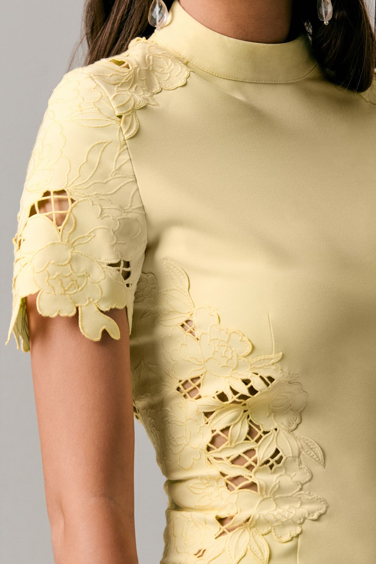 Guest List | Vestido midi limón con cuello alto y detalles calados de crochet