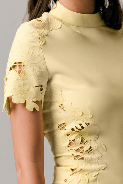 Guest List | Vestido midi limón con cuello alto y detalles calados de crochet