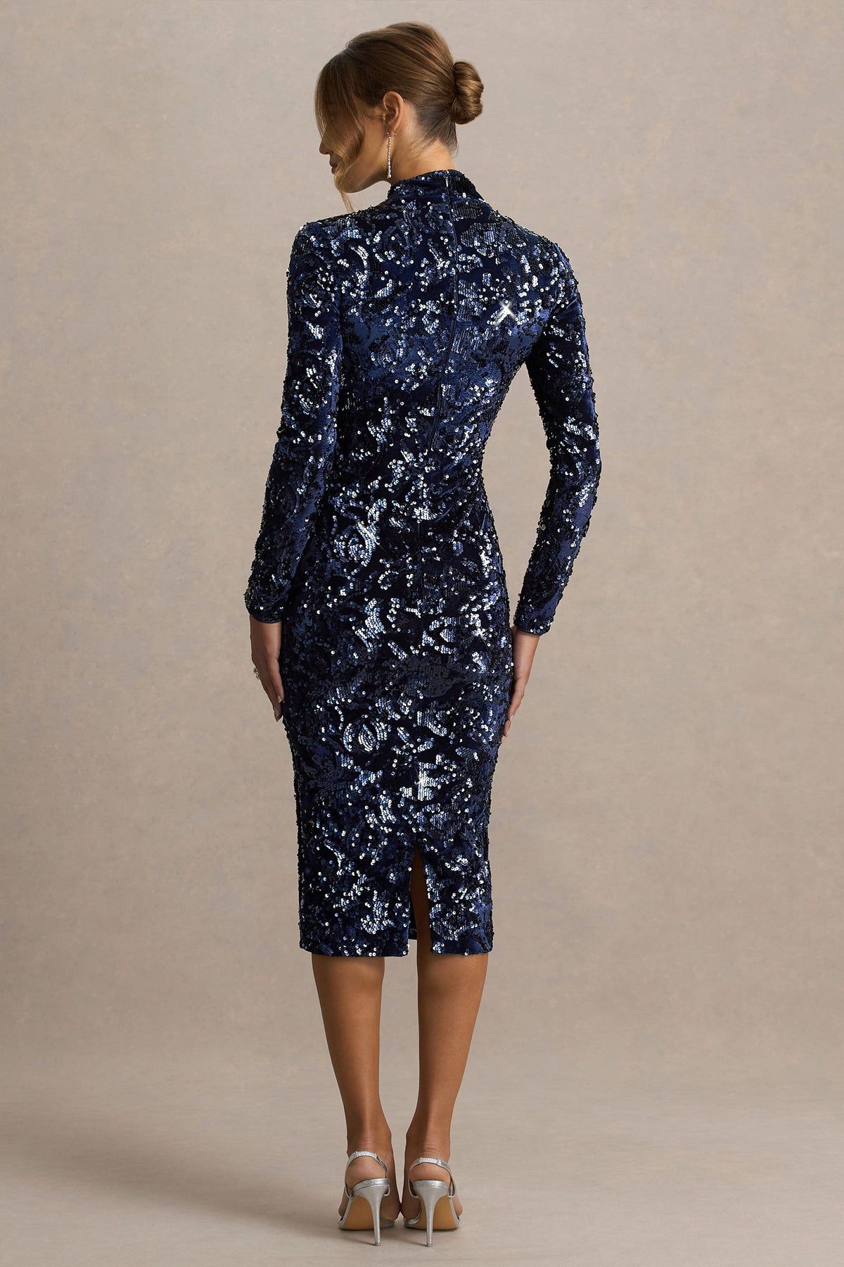 Alanita | Vestido midi azul marino de terciopelo y lentejuelas con cuello alto y mangas largas