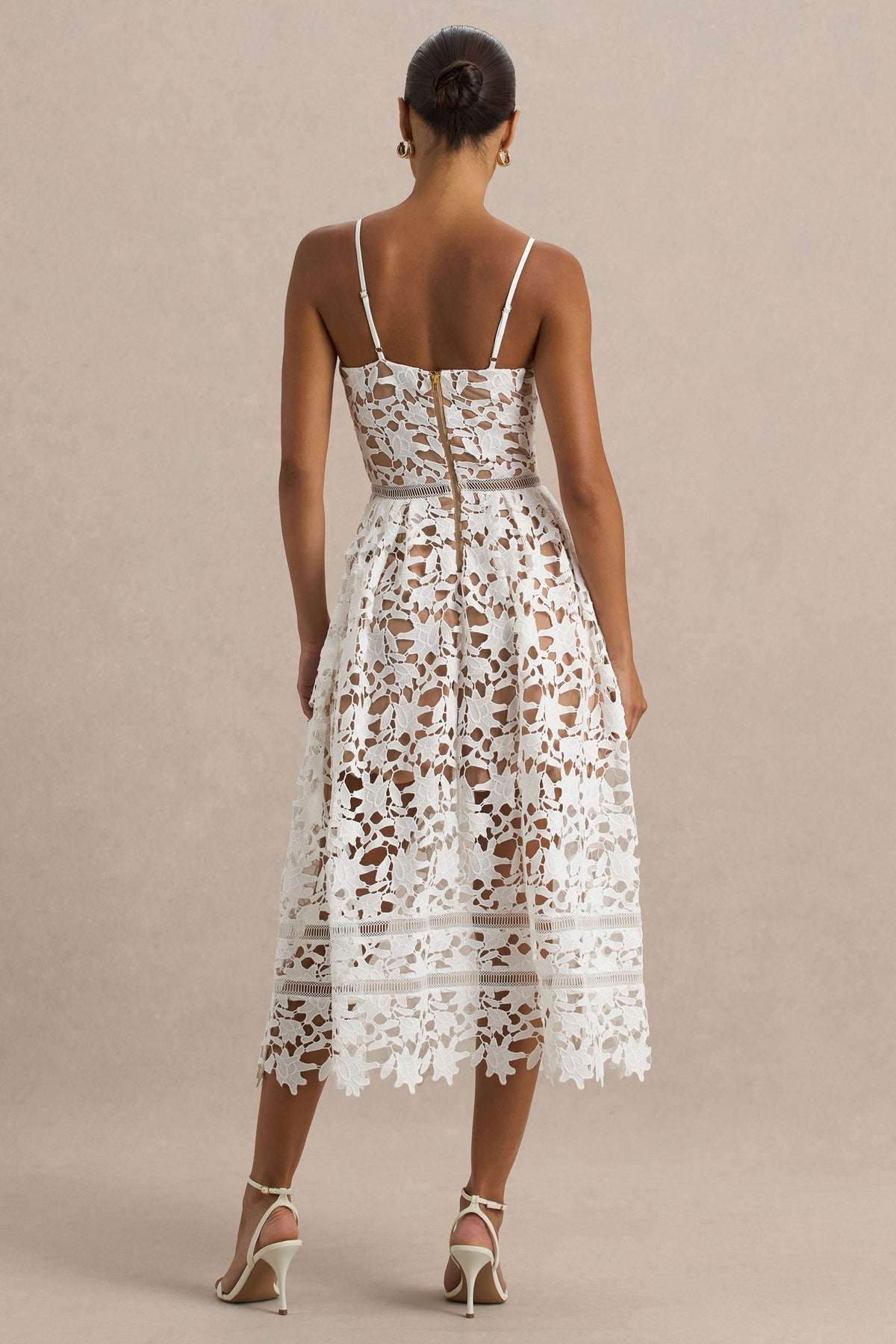 Zuri | Vestido midi blanco de encaje con escote corazón