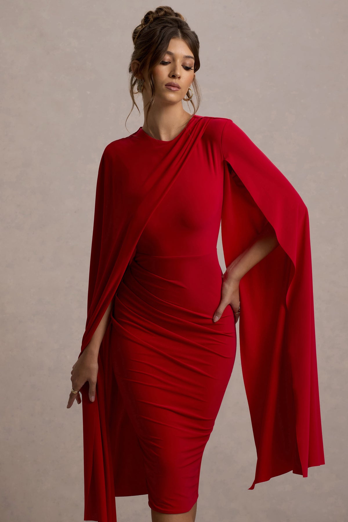 Marysol | Vestido midi ajustado y mangas capa en color rojo