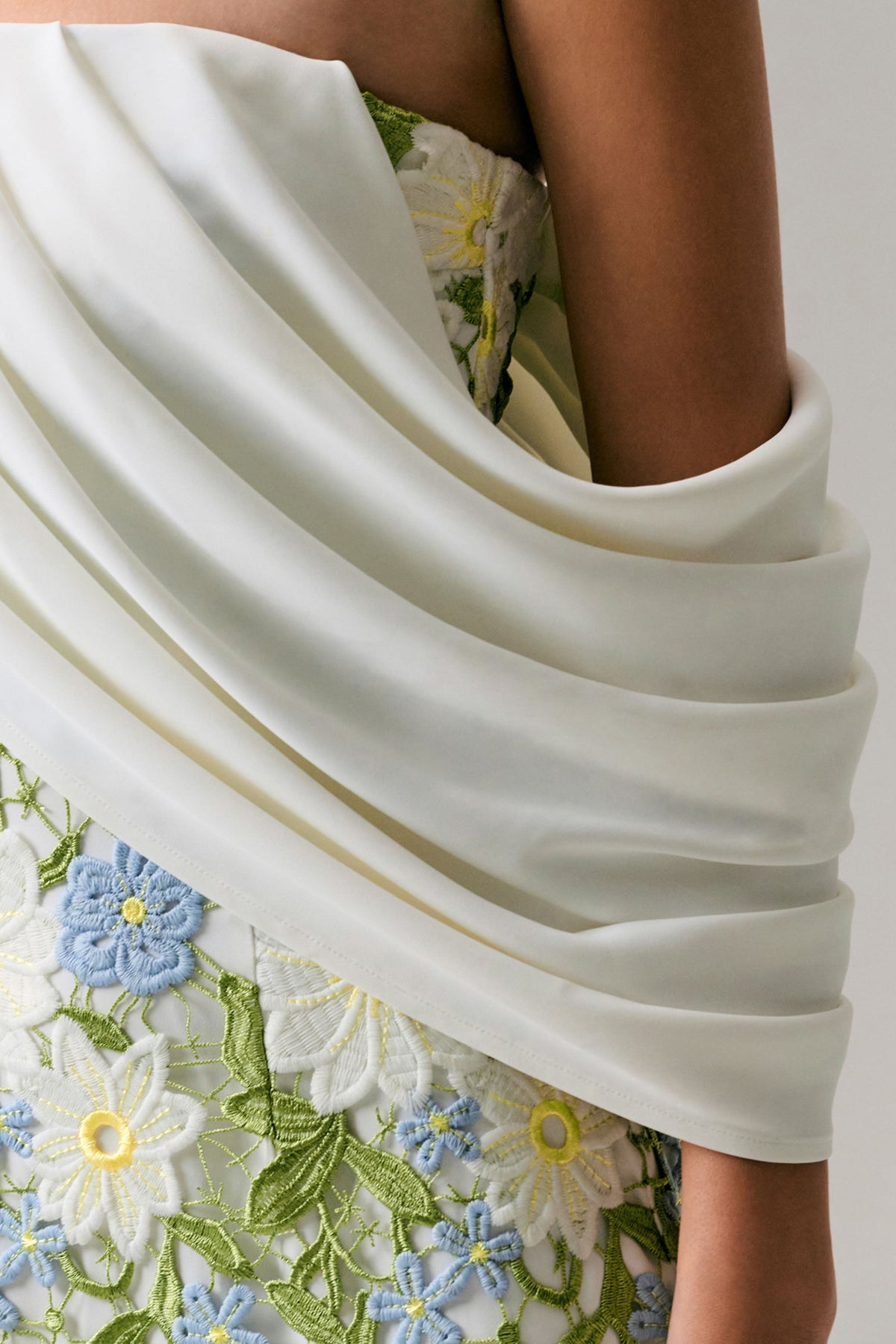 Entitled | Vestido Midi con Estampado Floral Crema y Escote Bardot con Detalles de Encaje