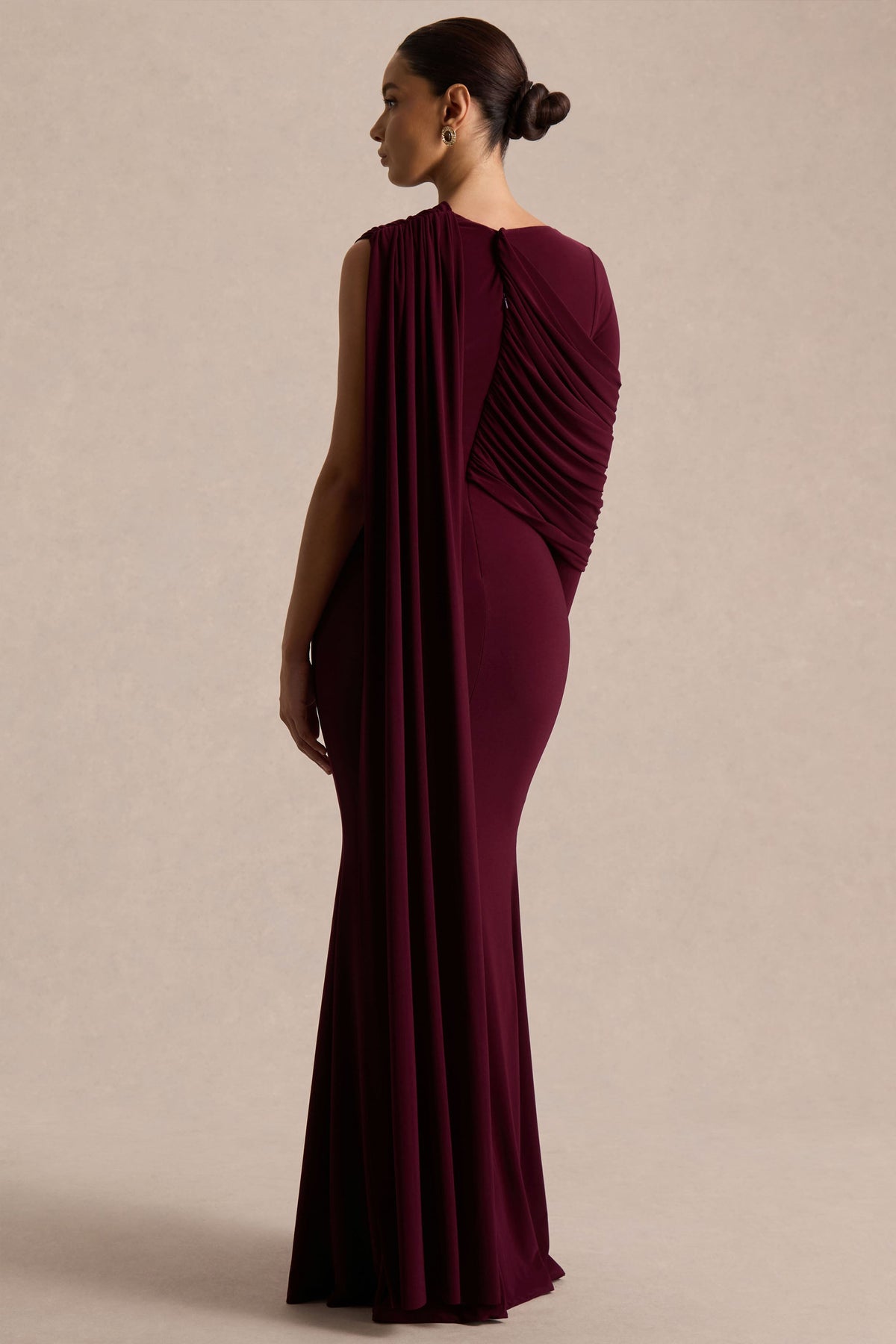 Rubelle | Vestido Largo Burdeos de Escote Asimétrico con Detalle Drapeado