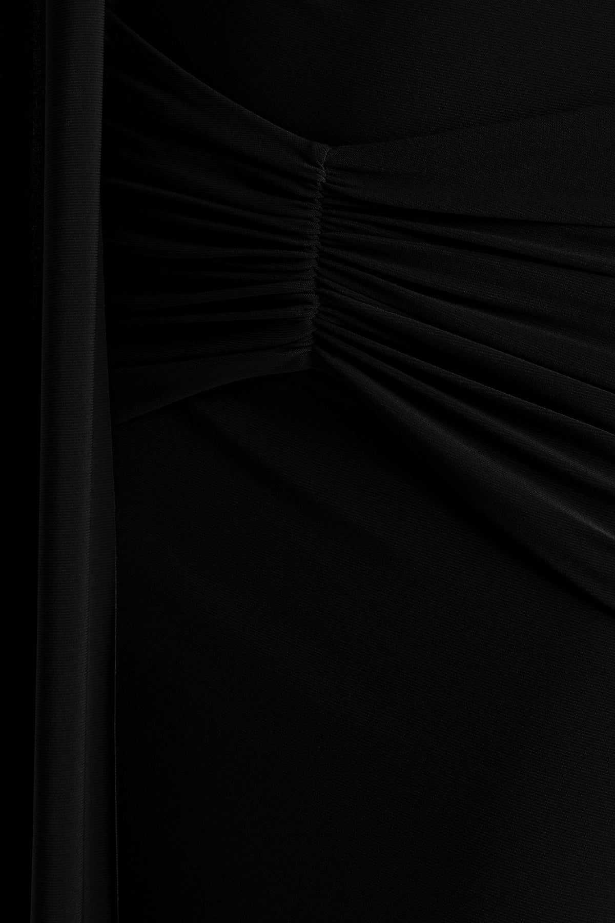Hyla | Vestido Largo Negro con Escote Alto y Detalle de Fajín