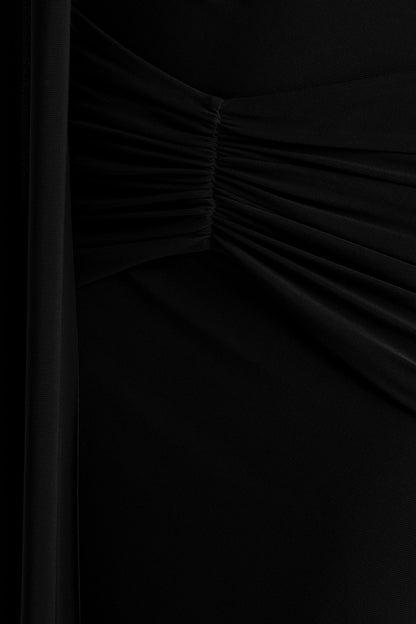 Hyla | Vestido Largo Negro con Escote Alto y Detalle de Fajín