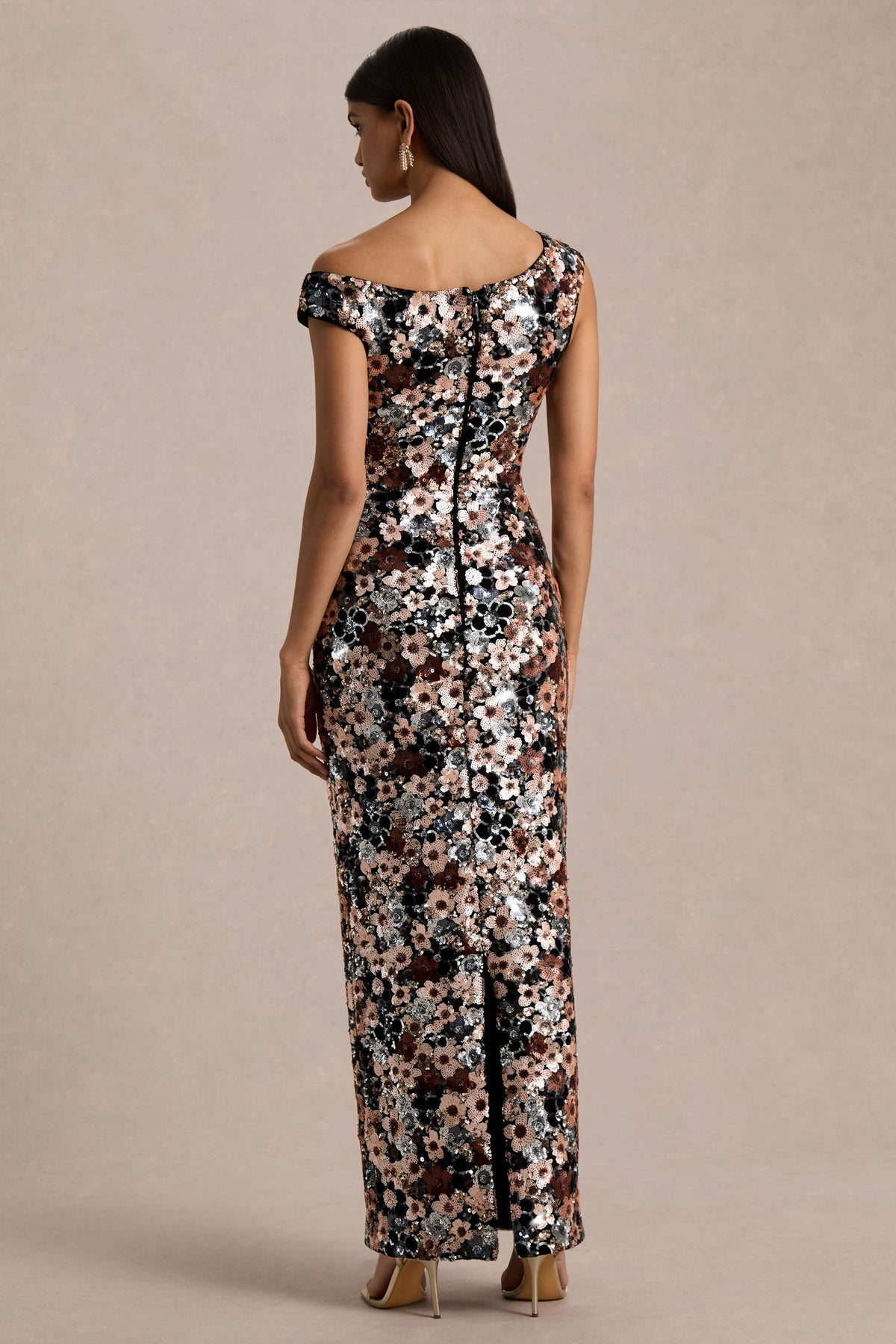 Electric | Vestido Largo de Terciopelo Negro con Lentejuelas Florales y Escote Asimétrico