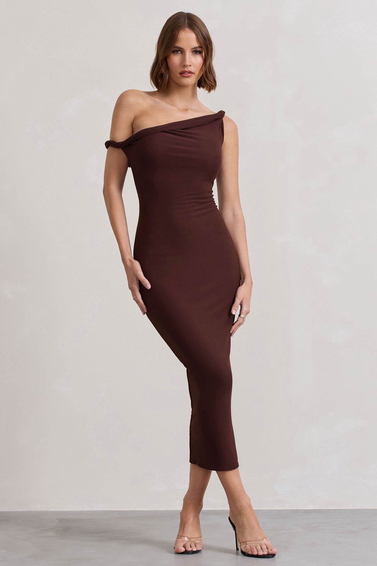 Salome | Vestido midi en marrón chocolate con escote asimétrico retorcido