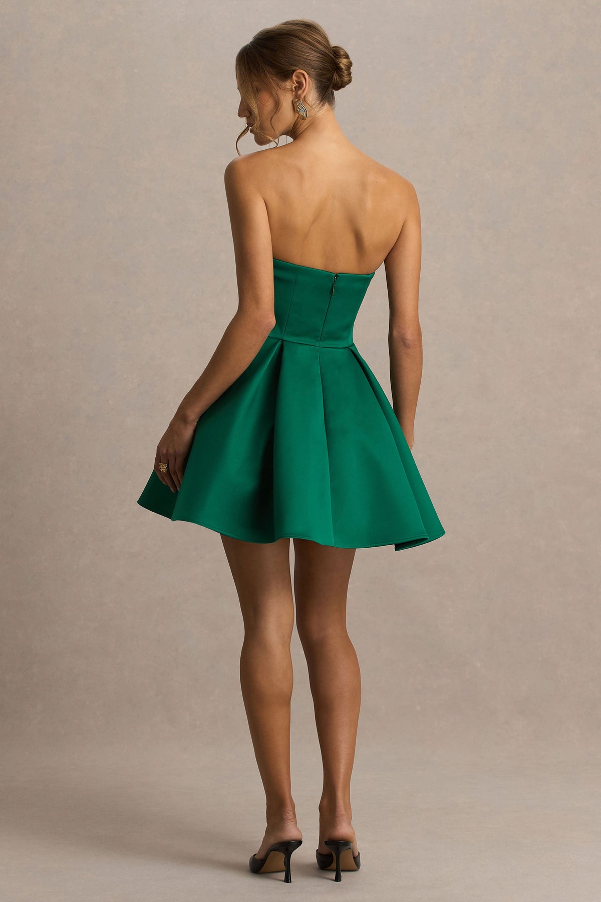 Fleur | Vestido Corto bandeau de satén en verde oscuro