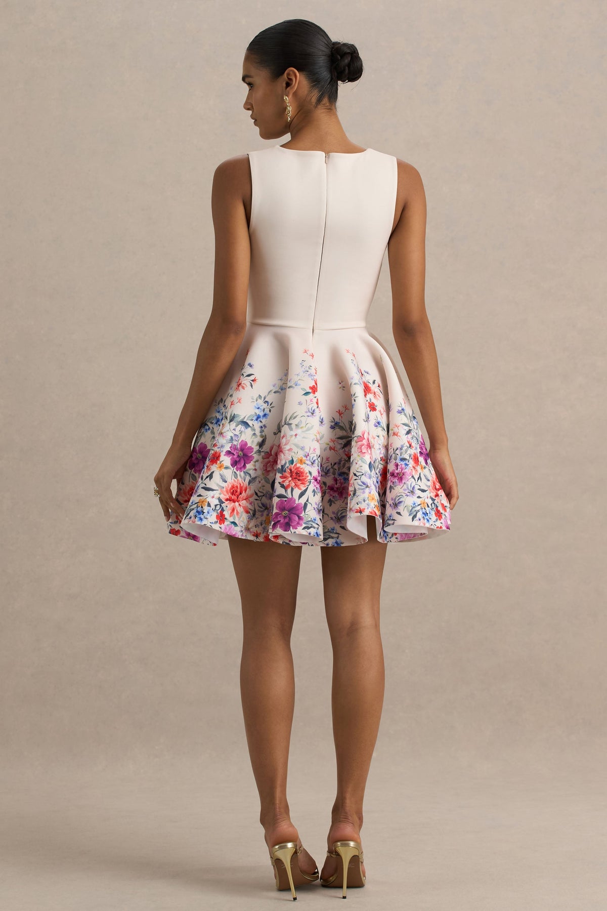 Gemstone | Vestido corto con escote cuadrado y estampado floral rosa claro
