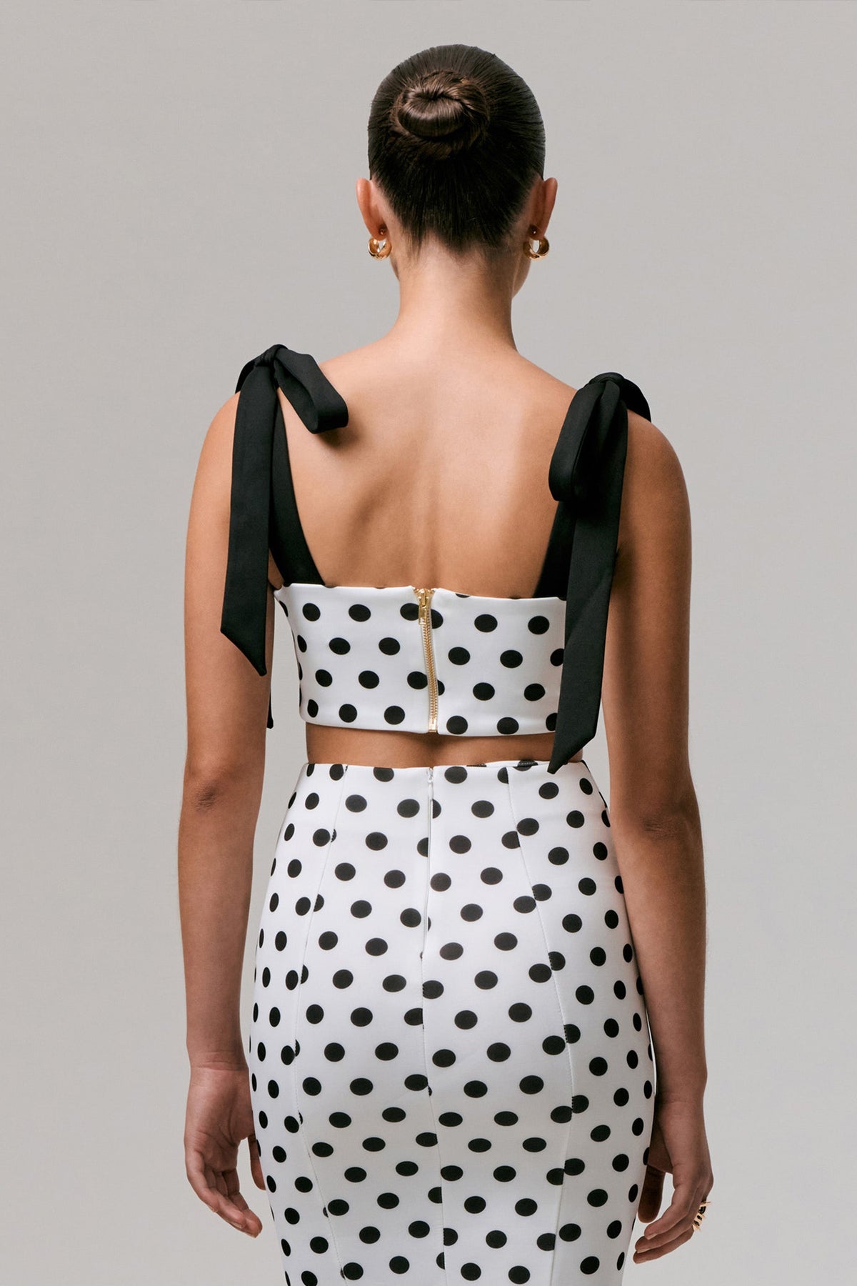 Phoebe | Top corto de lunares y tirantes negros con lazada