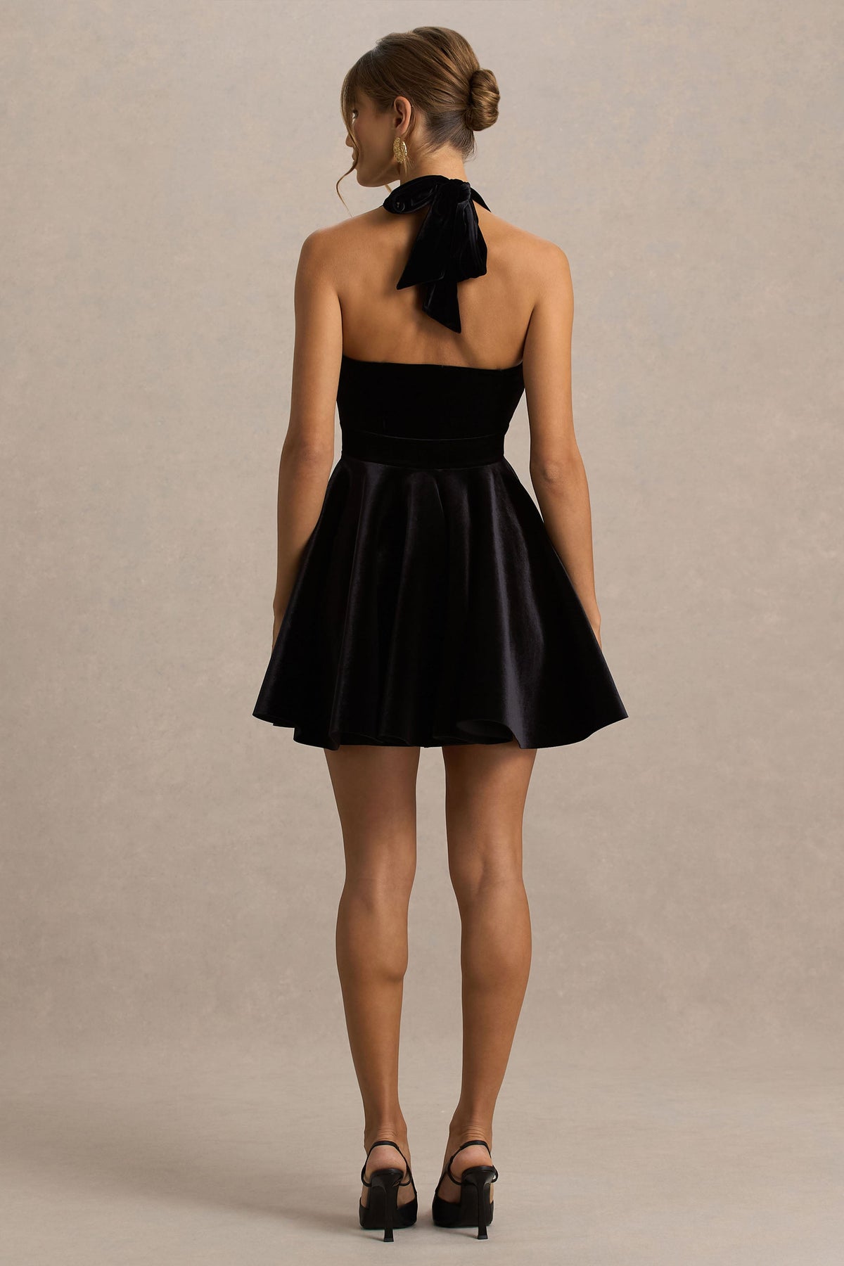Mirage | Vestido Corto de Terciopelo Negro con Escote Halter y Falda Skater