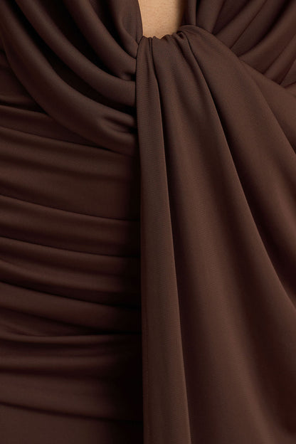 Serafina | Vestido Largo Chocolate De Escote Profundo Extremo con Detalle Wrap y Fruncidos
