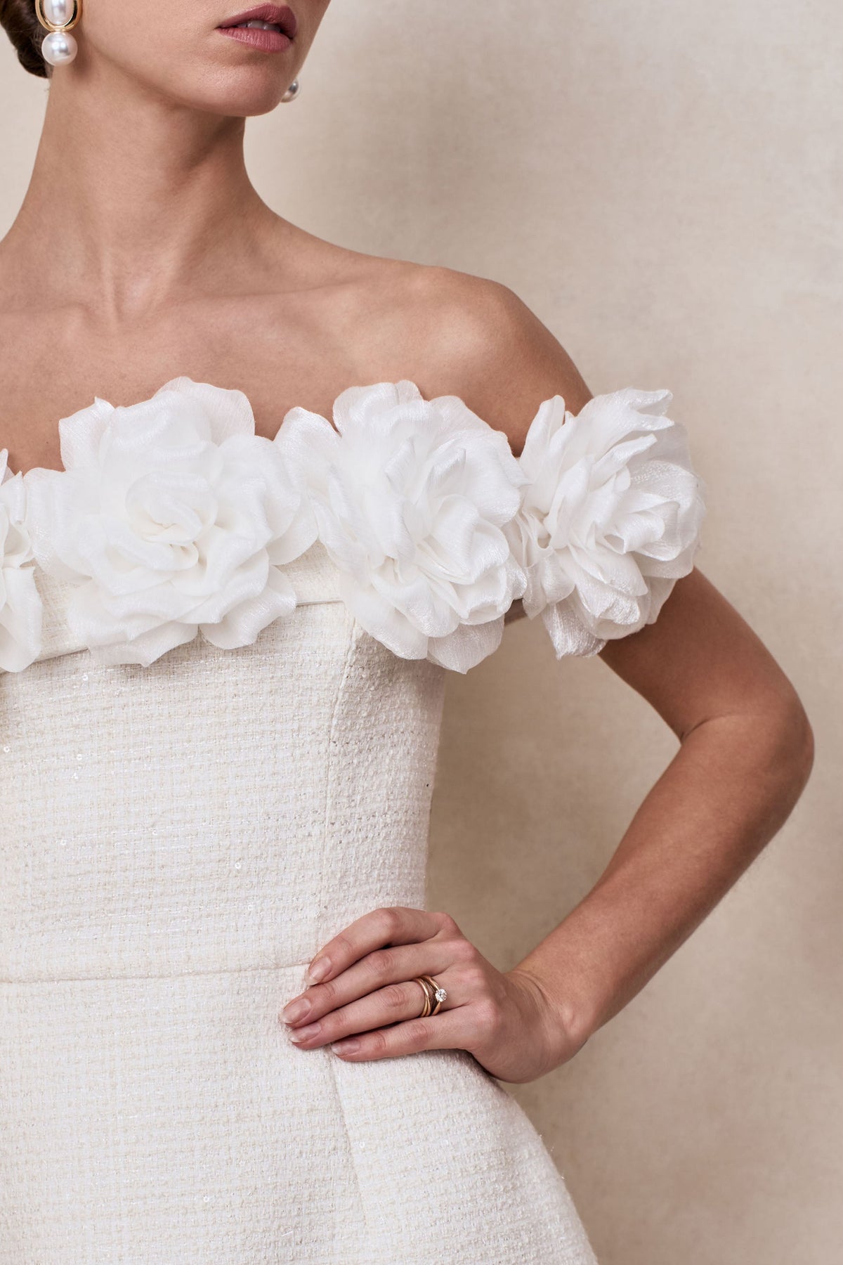 Florinda | Vestido corto blanco de tejido Bouclé con escote Bardot de volantes