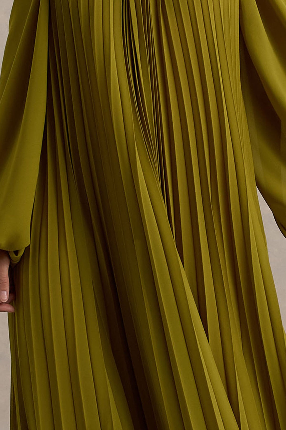 Reyna | Vestido largo plisado en color oliva con capa trasera decorativa